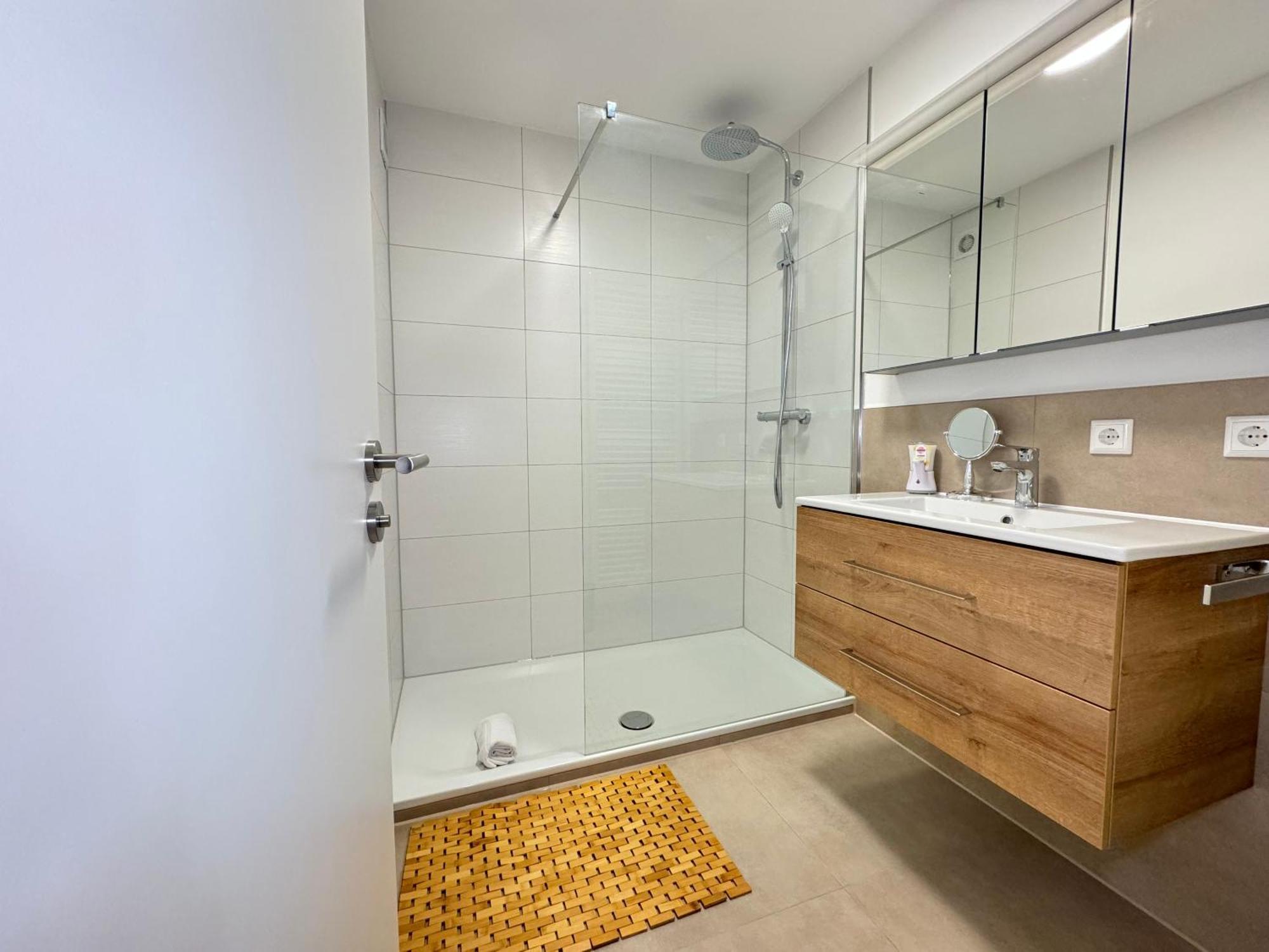 3 Zimmer Apartment, 90 Qm, Ruhig Und Zentrumsnah, Max 6 Pers, 15 Qm Balkon , Private Garage, Internet 1000 Mbit Sindelfingen Exteriér fotografie